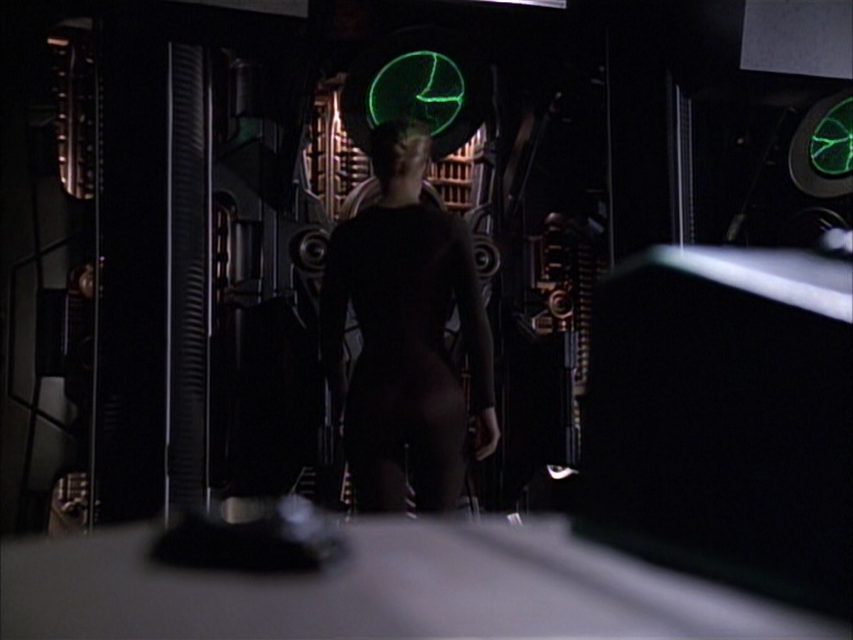 extant_StarTrek_VOY_6x02-SurvivalInstinct_01012.jpg