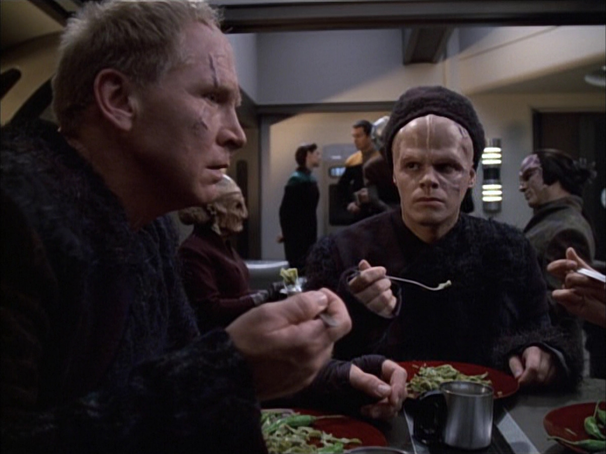 extant_StarTrek_VOY_6x02-SurvivalInstinct_01027.jpg