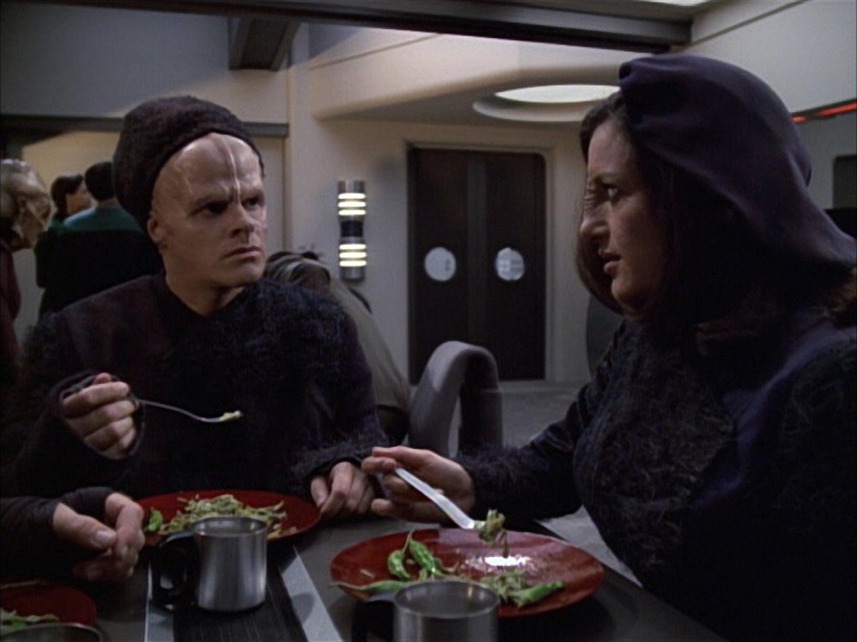 extant_StarTrek_VOY_6x02-SurvivalInstinct_01033.jpg