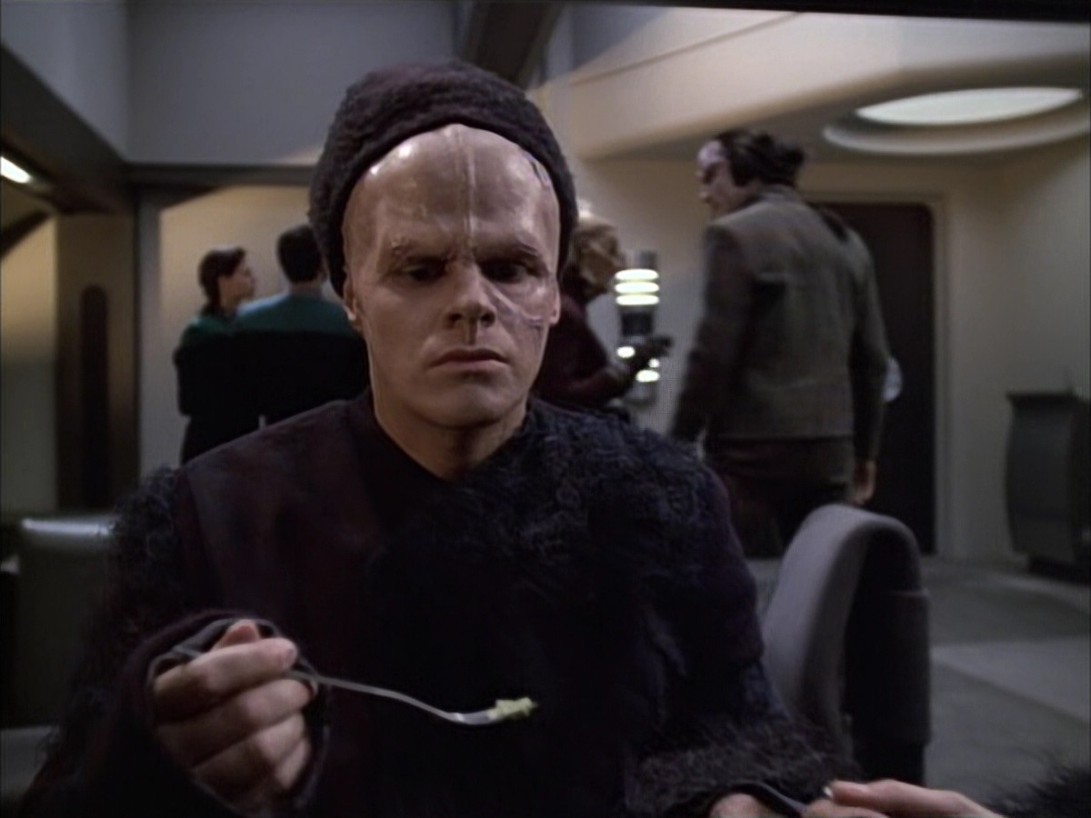 extant_StarTrek_VOY_6x02-SurvivalInstinct_01037.jpg