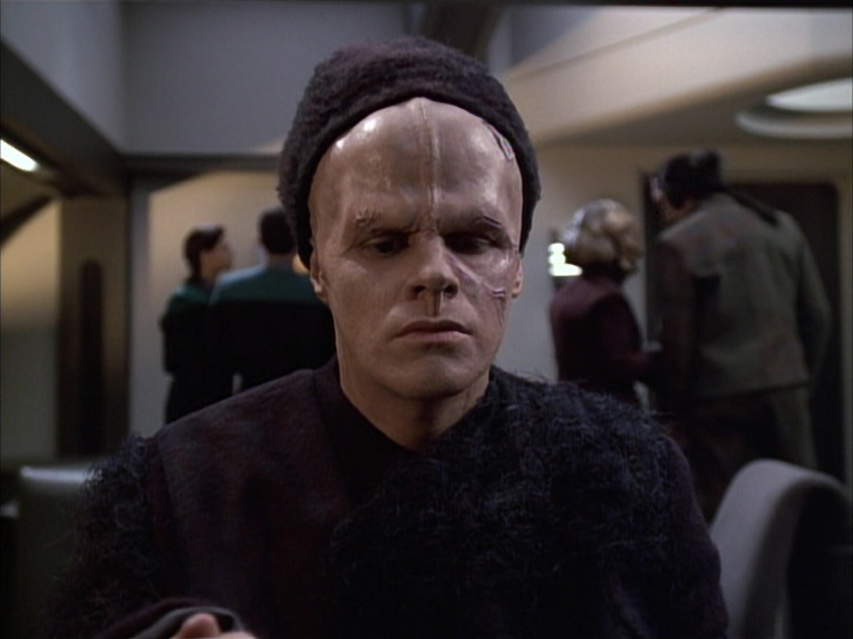 extant_StarTrek_VOY_6x02-SurvivalInstinct_01039.jpg