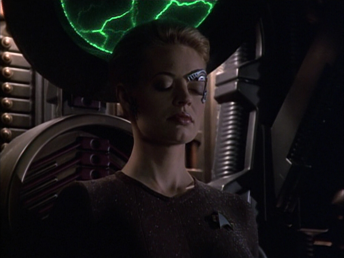 extant_StarTrek_VOY_6x02-SurvivalInstinct_01048.jpg