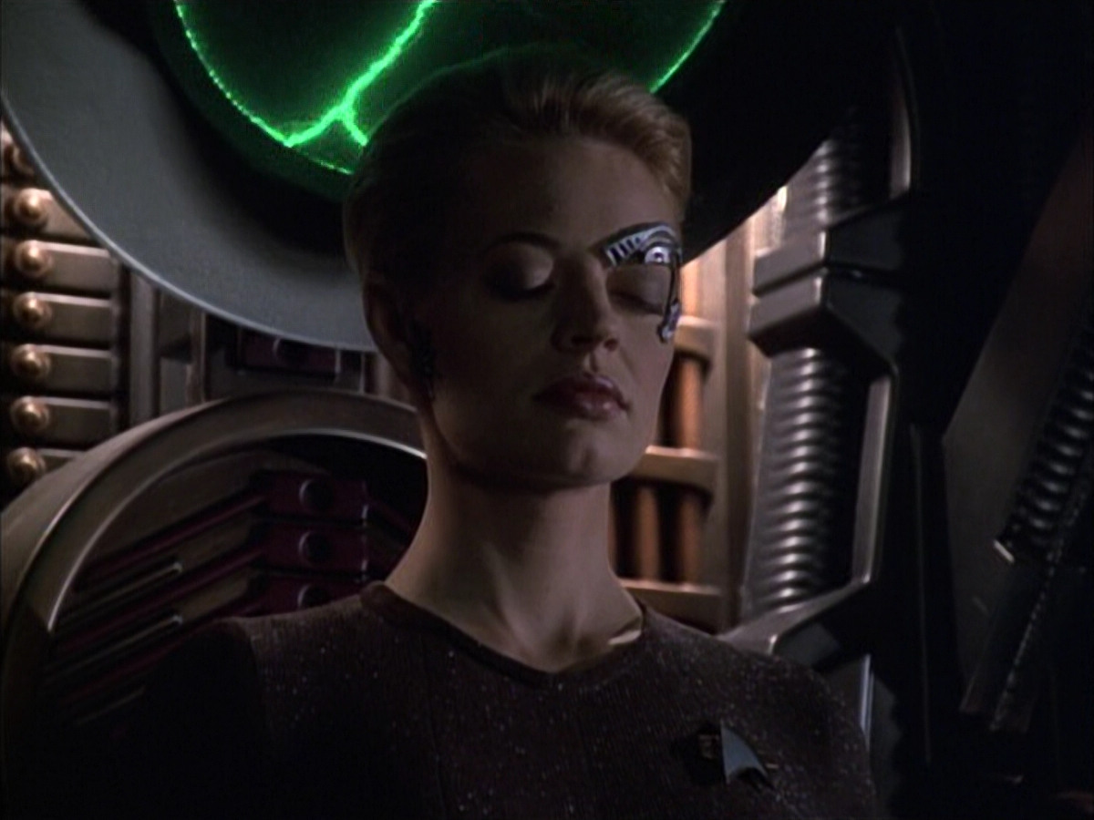 extant_StarTrek_VOY_6x02-SurvivalInstinct_01050.jpg