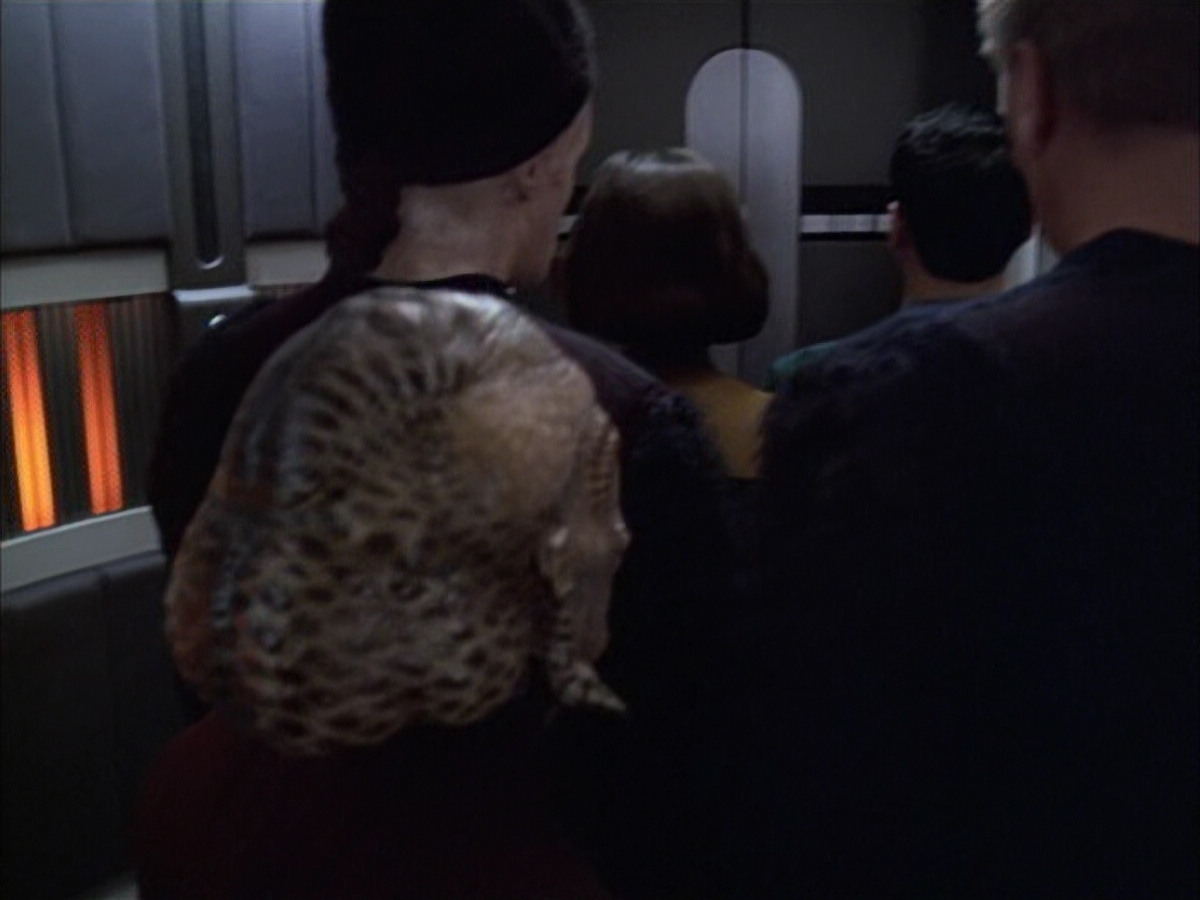 extant_StarTrek_VOY_6x02-SurvivalInstinct_01065.jpg