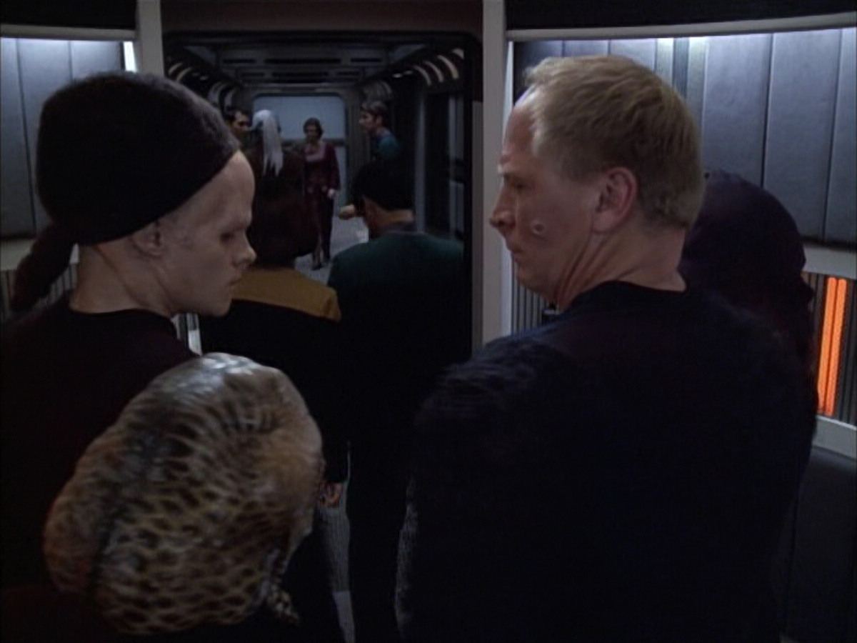 extant_StarTrek_VOY_6x02-SurvivalInstinct_01069.jpg