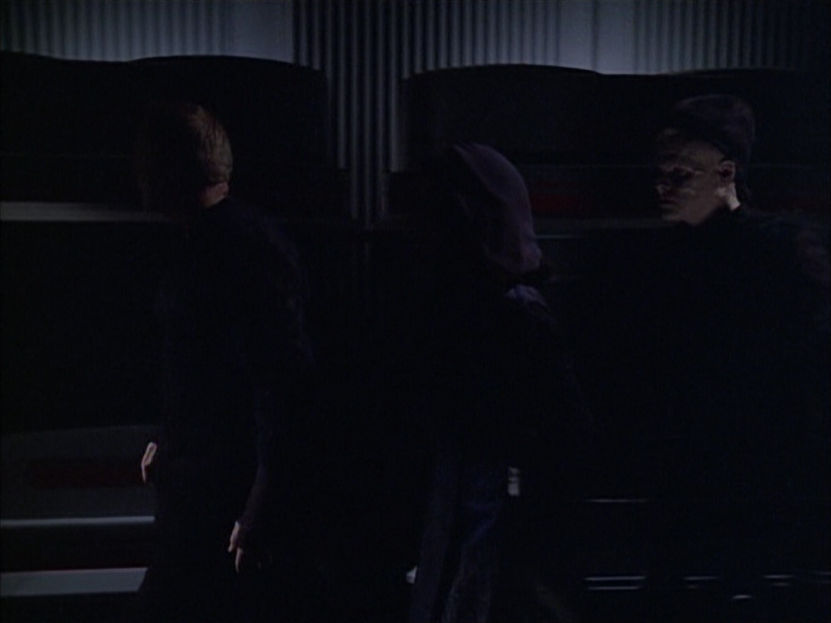 extant_StarTrek_VOY_6x02-SurvivalInstinct_01105.jpg