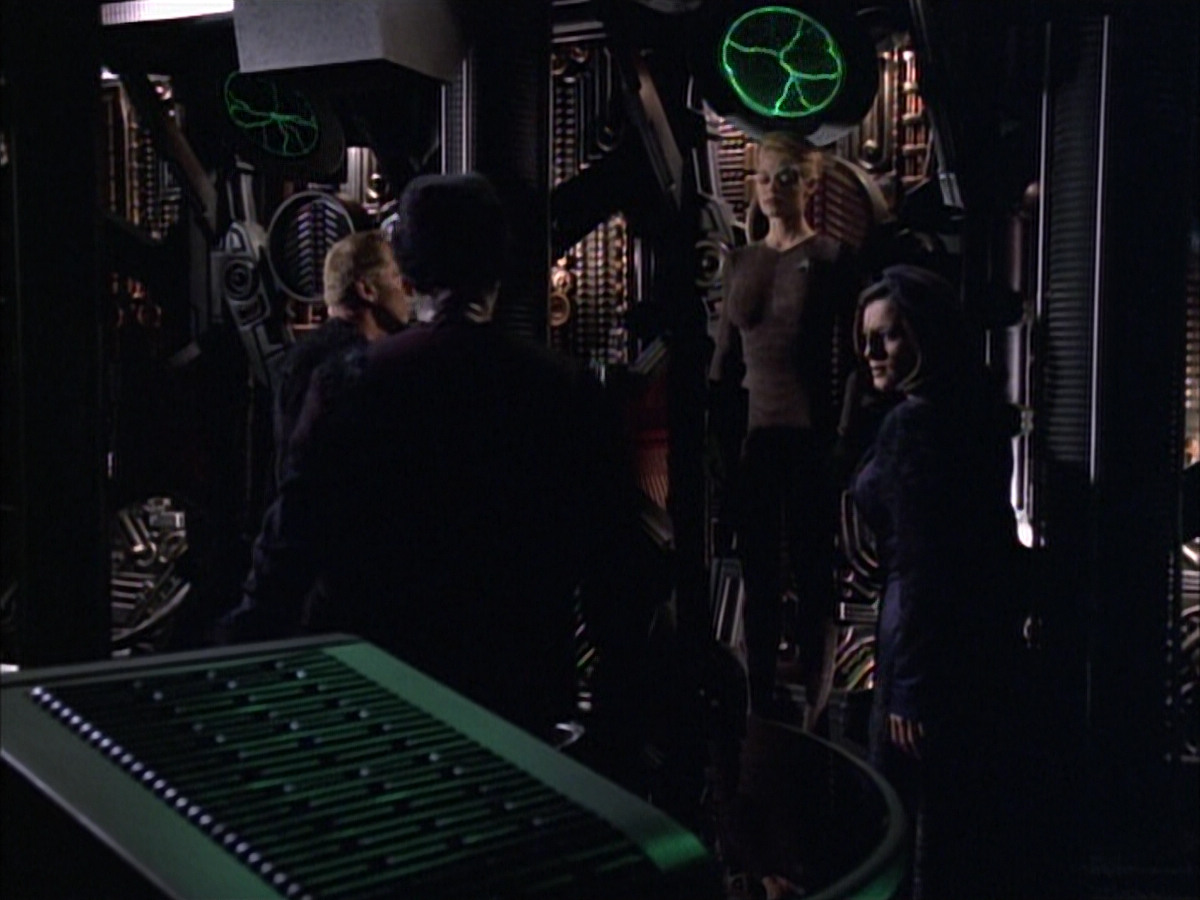 extant_StarTrek_VOY_6x02-SurvivalInstinct_01116.jpg