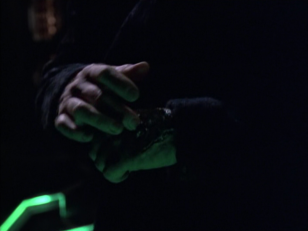 extant_StarTrek_VOY_6x02-SurvivalInstinct_01129.jpg