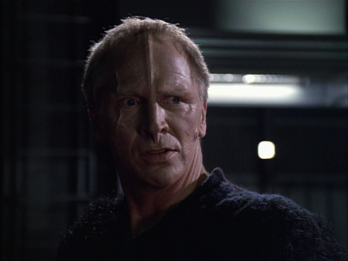 extant_StarTrek_VOY_6x02-SurvivalInstinct_01153.jpg