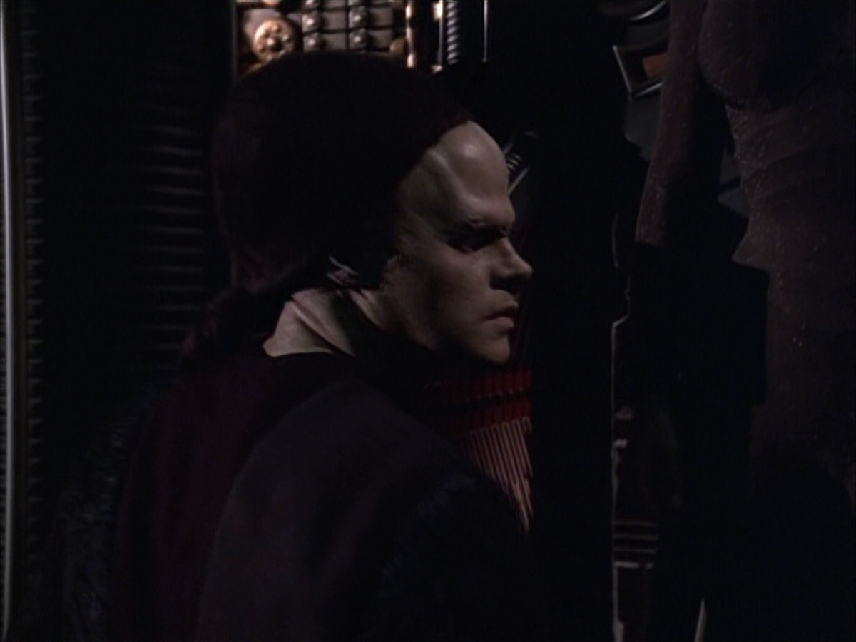 extant_StarTrek_VOY_6x02-SurvivalInstinct_01156.jpg