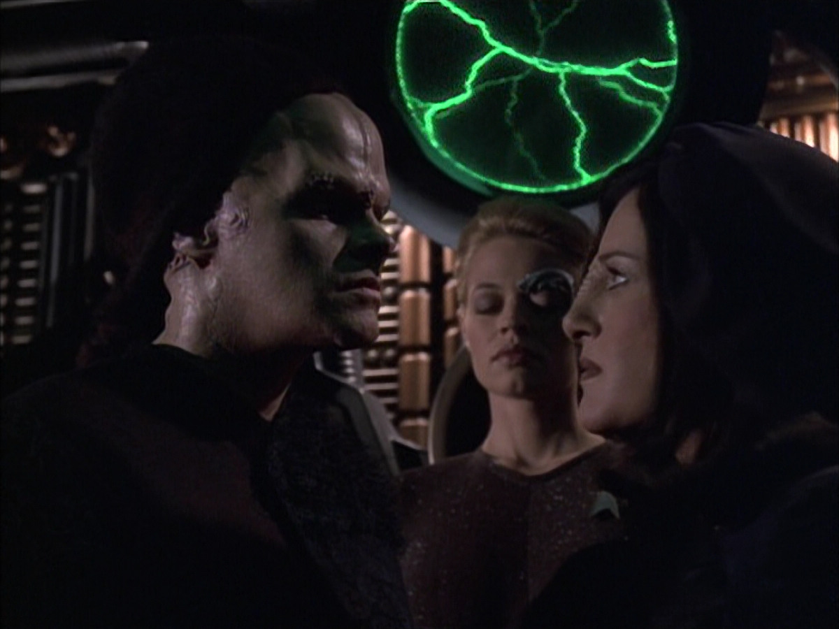 extant_StarTrek_VOY_6x02-SurvivalInstinct_01162.jpg