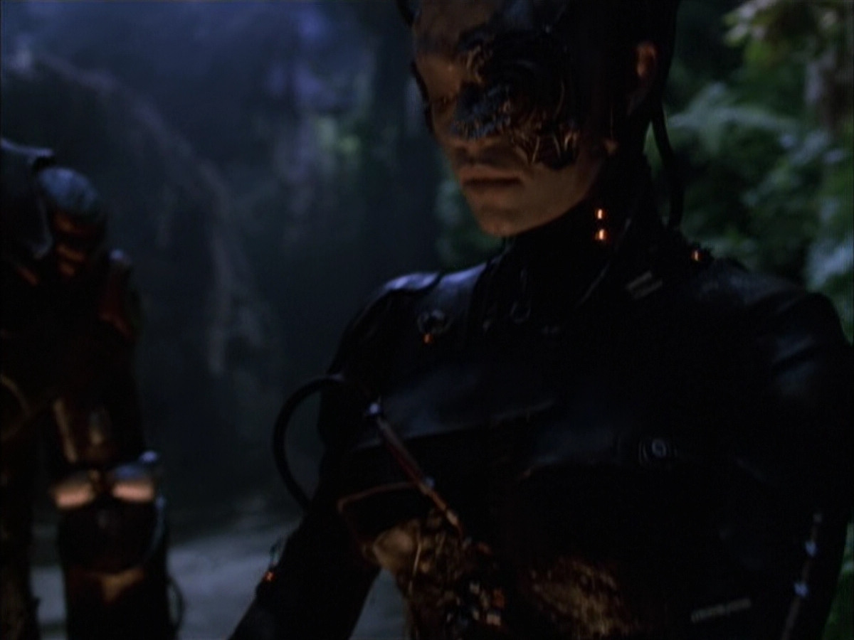extant_StarTrek_VOY_6x02-SurvivalInstinct_01264.jpg
