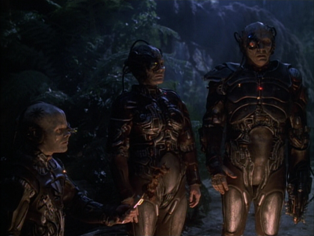 extant_StarTrek_VOY_6x02-SurvivalInstinct_01292.jpg
