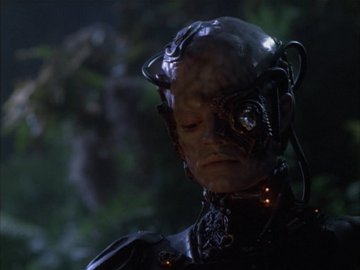 extant_StarTrek_VOY_6x02-SurvivalInstinct_01300.jpg