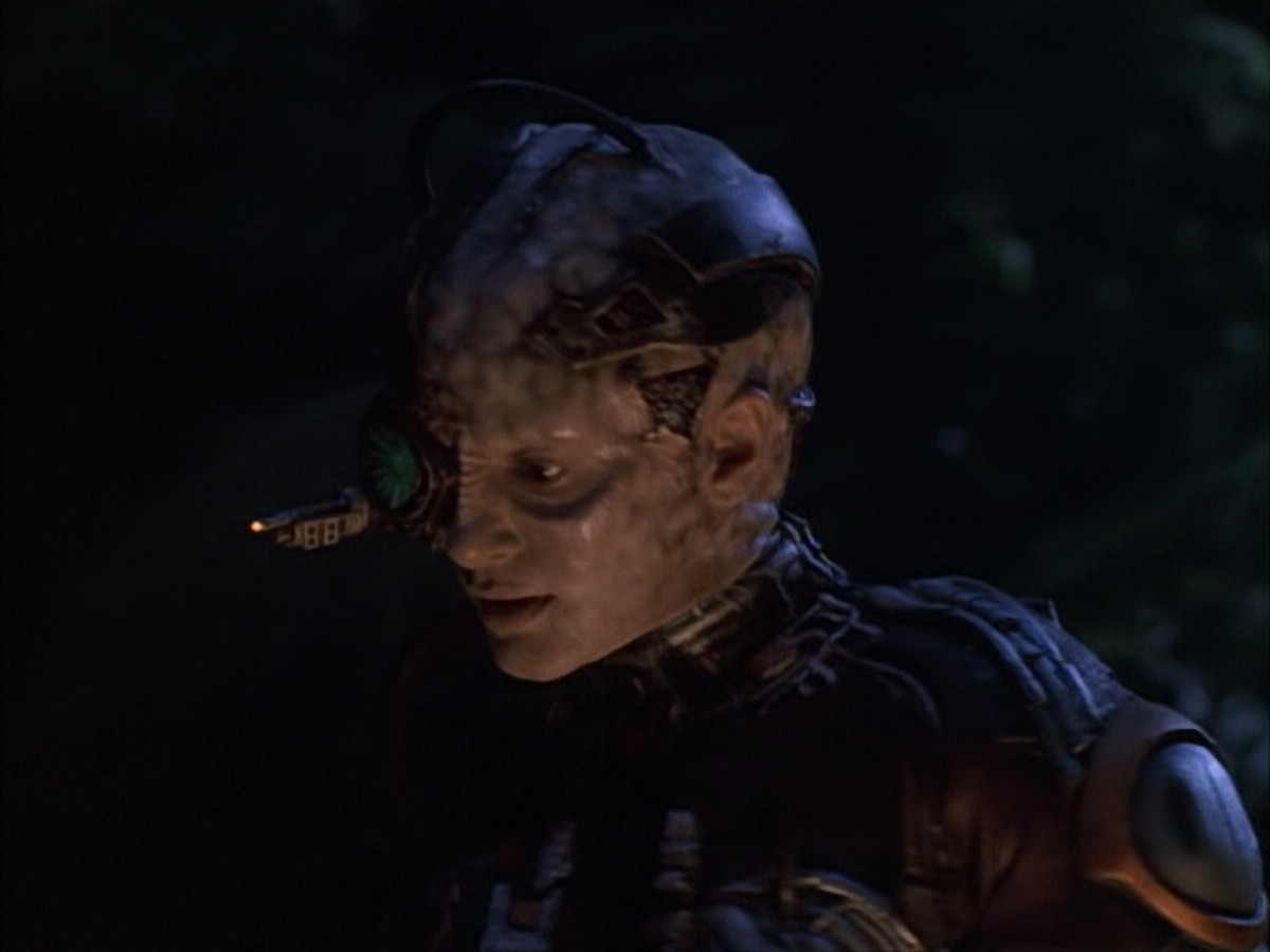 extant_StarTrek_VOY_6x02-SurvivalInstinct_01375.jpg