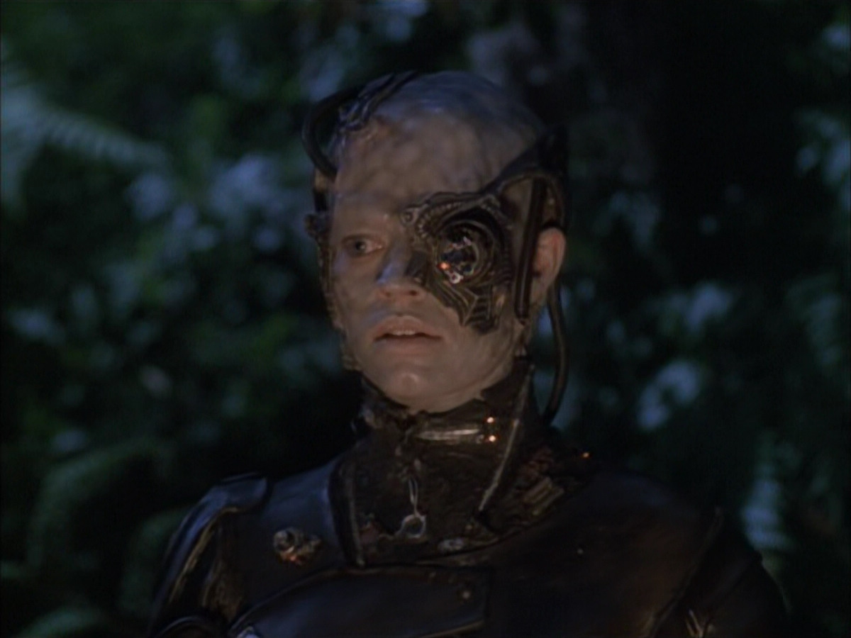 extant_StarTrek_VOY_6x02-SurvivalInstinct_01407.jpg