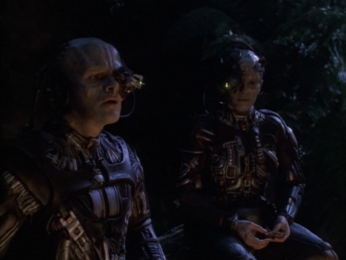 extant_StarTrek_VOY_6x02-SurvivalInstinct_01413.jpg