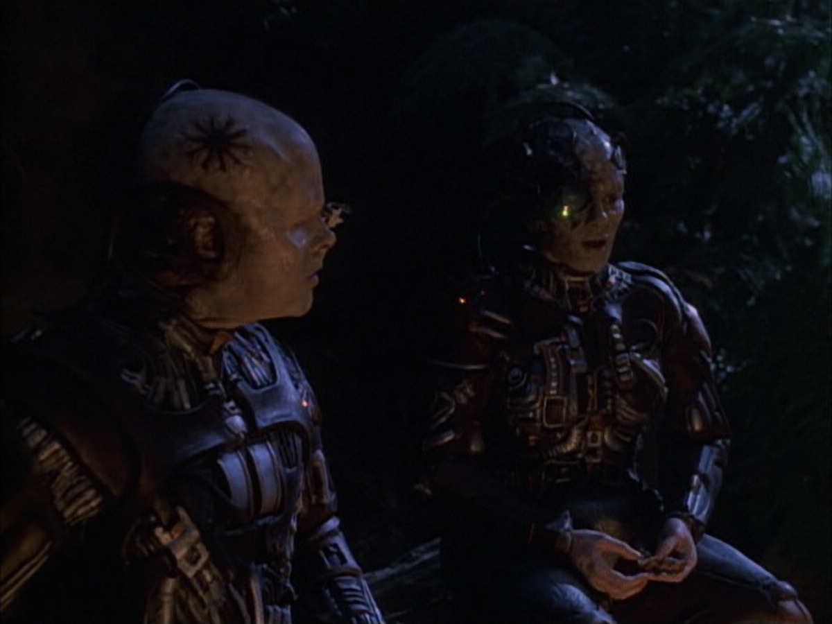 extant_StarTrek_VOY_6x02-SurvivalInstinct_01415.jpg