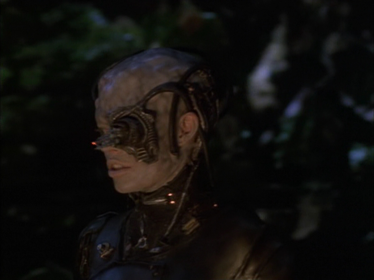 extant_StarTrek_VOY_6x02-SurvivalInstinct_01447.jpg