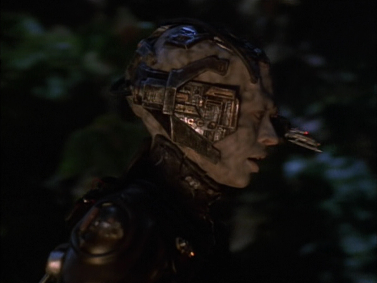 extant_StarTrek_VOY_6x02-SurvivalInstinct_01451.jpg