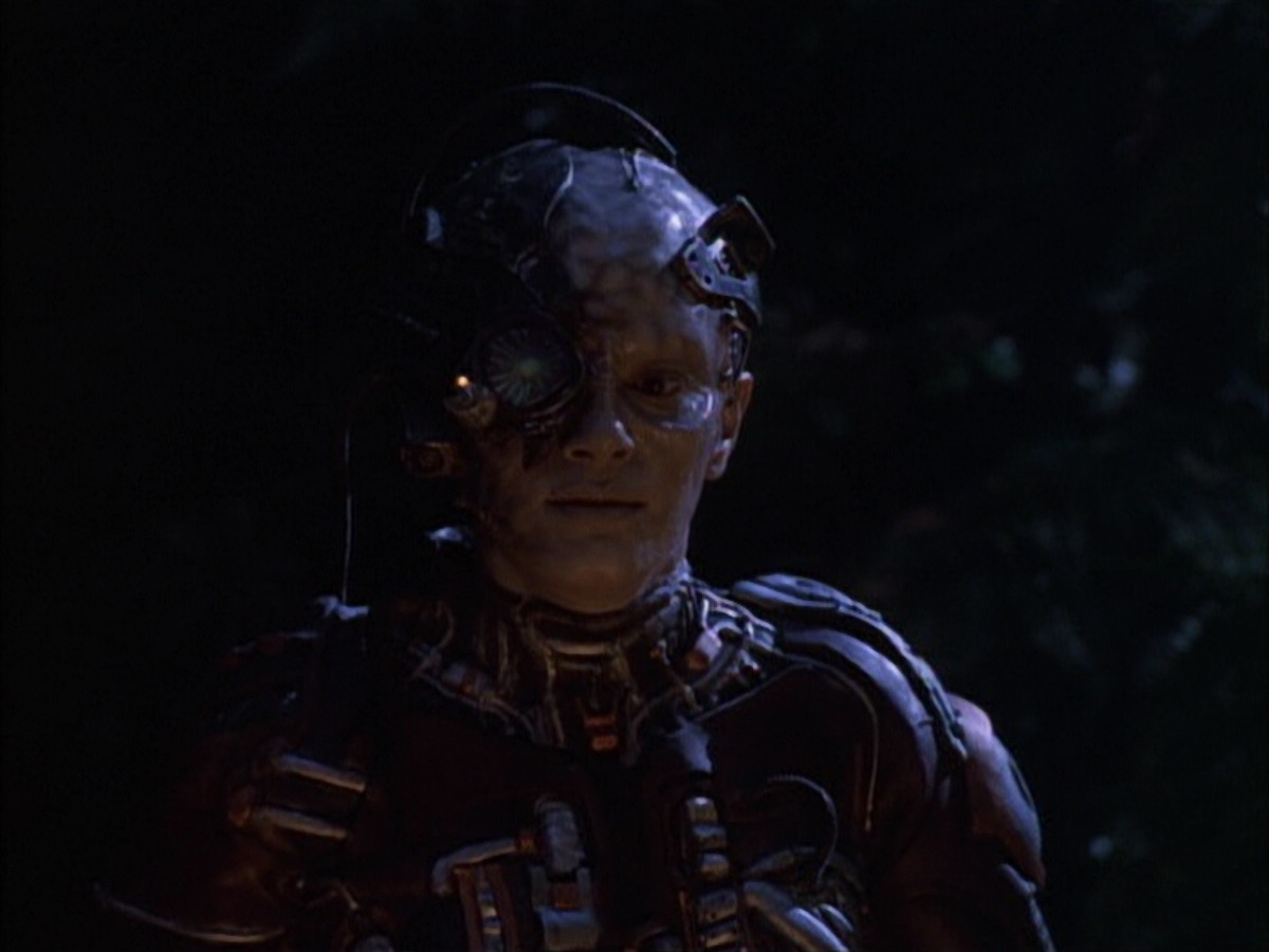 extant_StarTrek_VOY_6x02-SurvivalInstinct_01456.jpg
