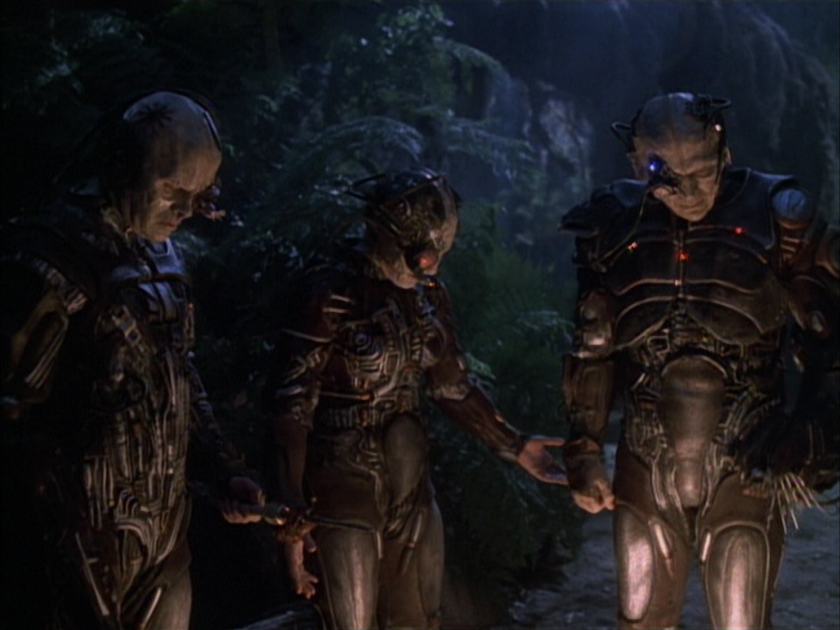 extant_StarTrek_VOY_6x02-SurvivalInstinct_01474.jpg