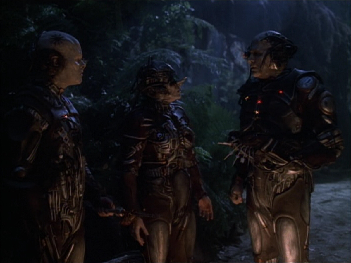 extant_StarTrek_VOY_6x02-SurvivalInstinct_01482.jpg