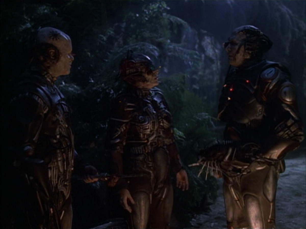 extant_StarTrek_VOY_6x02-SurvivalInstinct_01483.jpg