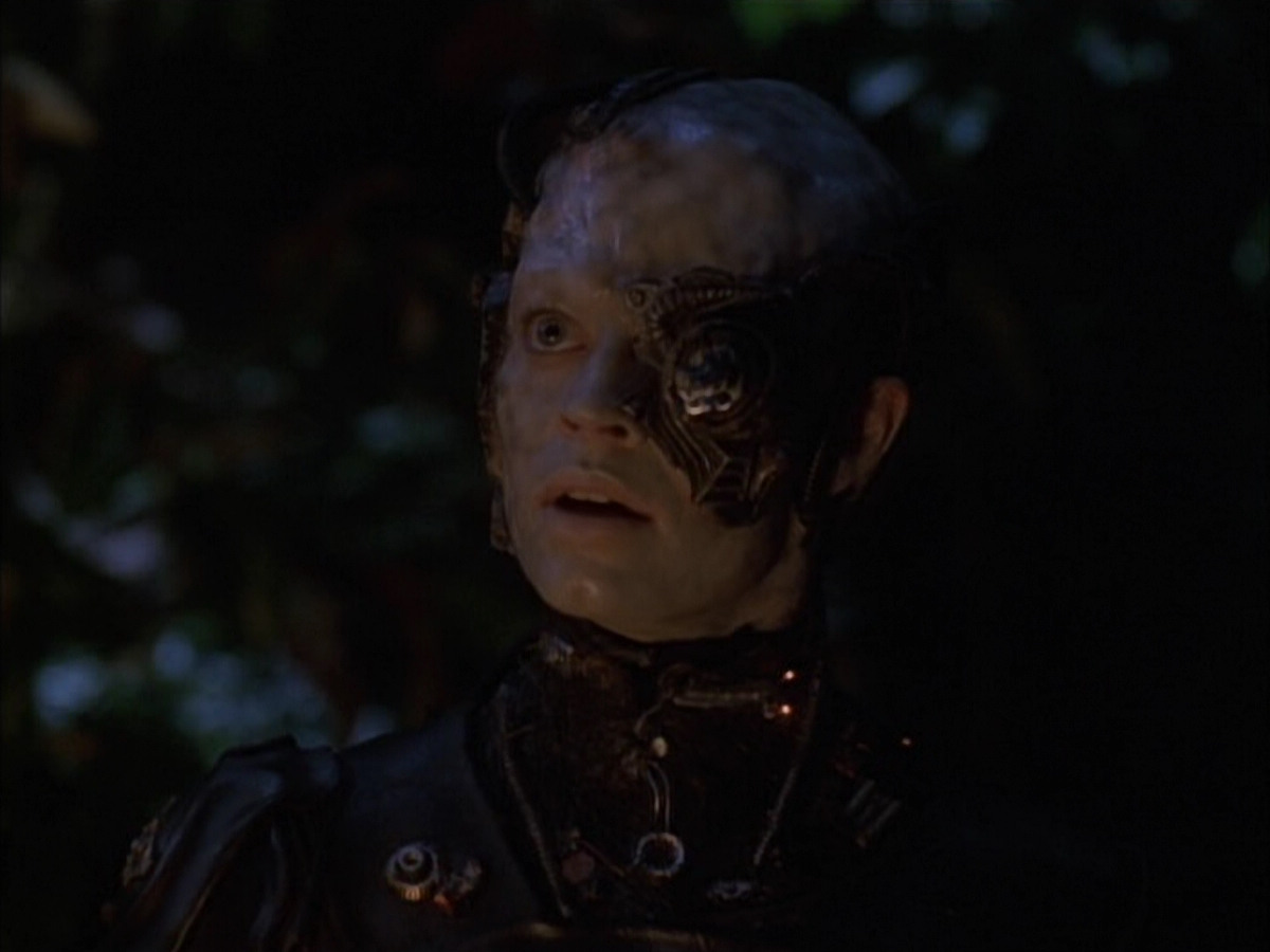 extant_StarTrek_VOY_6x02-SurvivalInstinct_01504.jpg