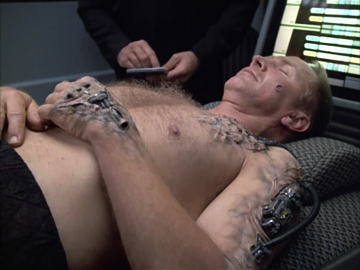 extant_StarTrek_VOY_6x02-SurvivalInstinct_01525.jpg
