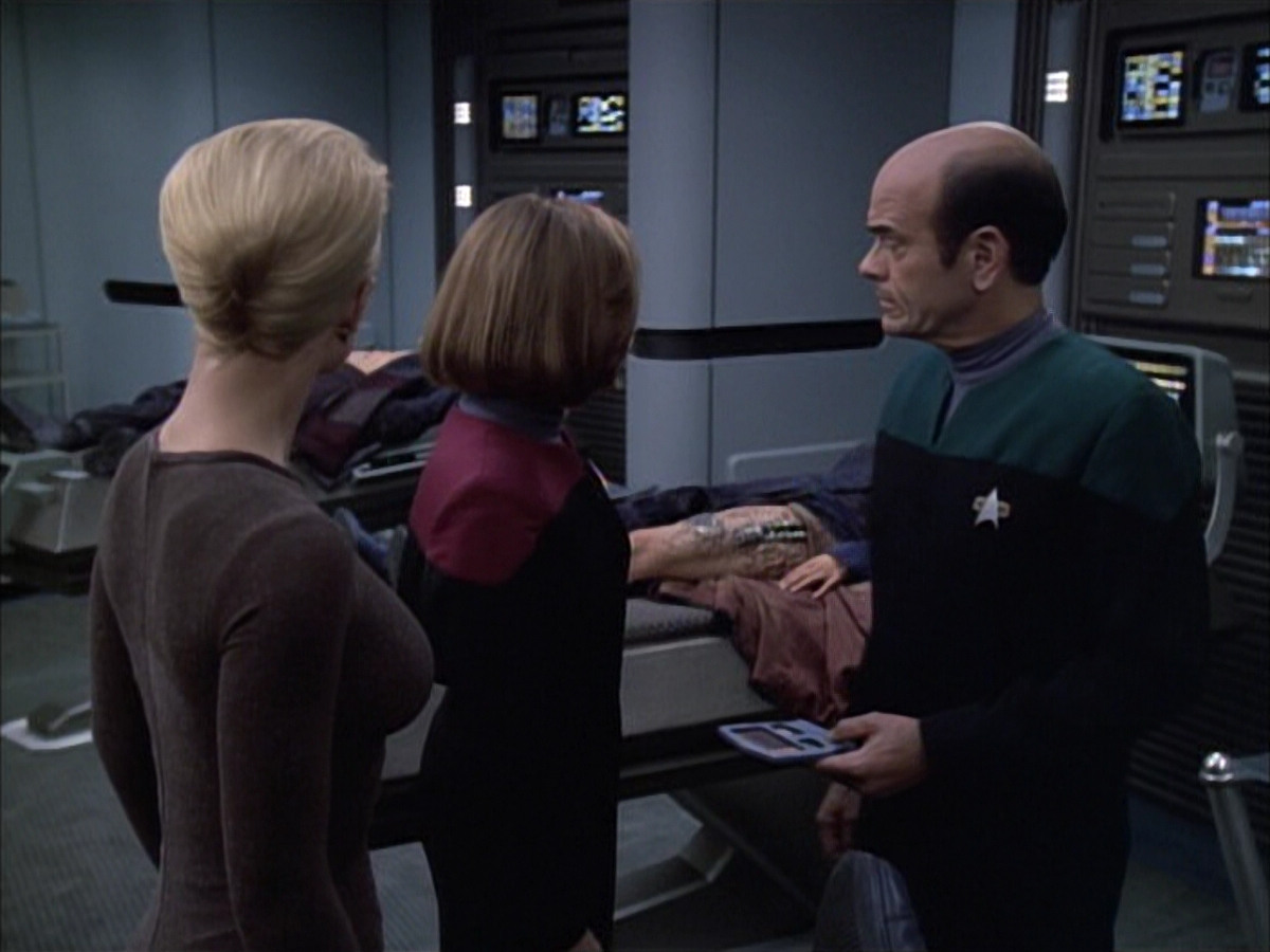 extant_StarTrek_VOY_6x02-SurvivalInstinct_01551.jpg