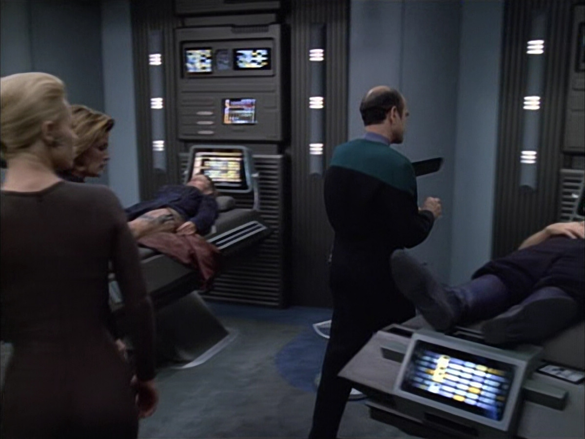 extant_StarTrek_VOY_6x02-SurvivalInstinct_01593.jpg