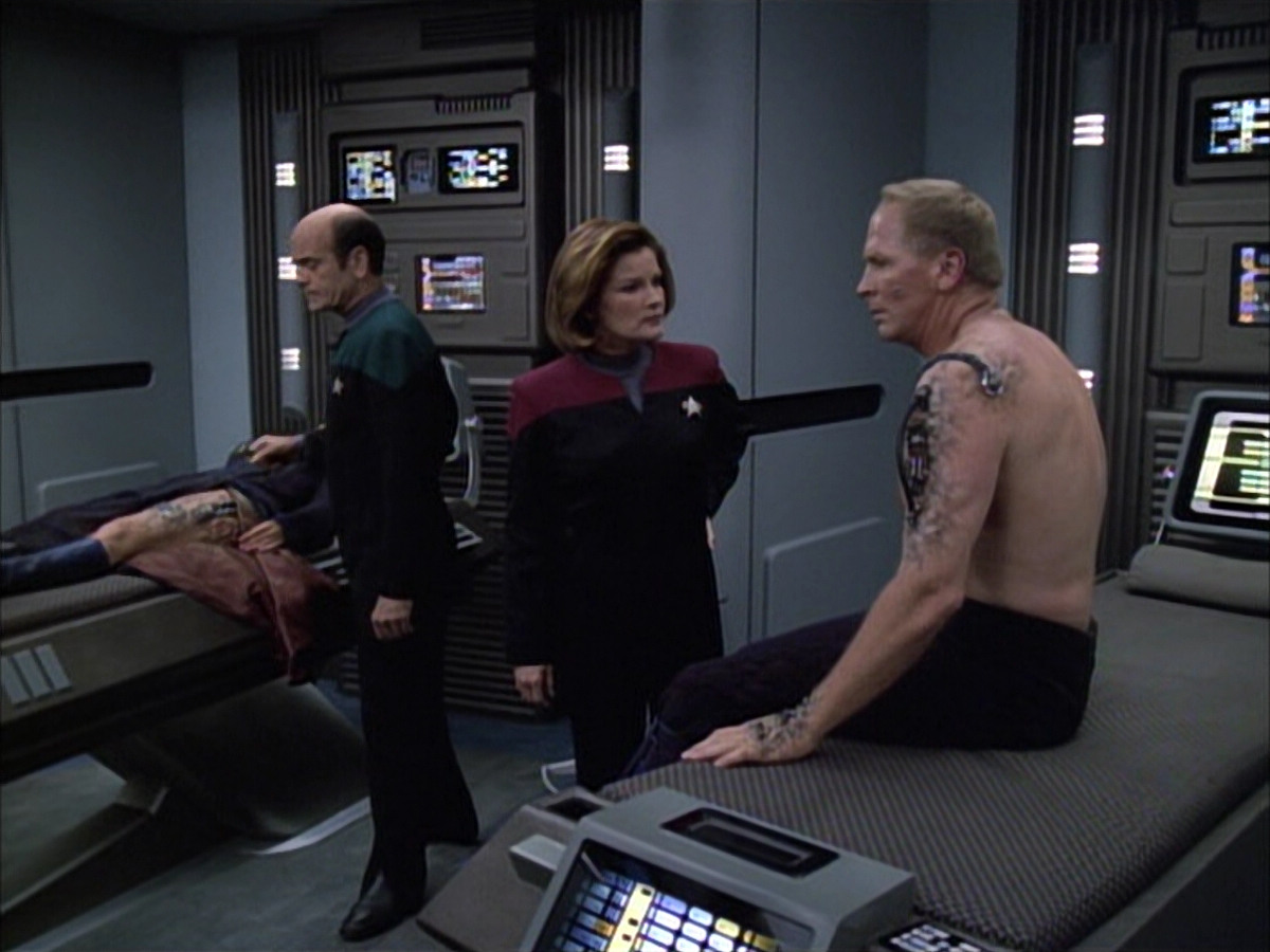 extant_StarTrek_VOY_6x02-SurvivalInstinct_01605.jpg