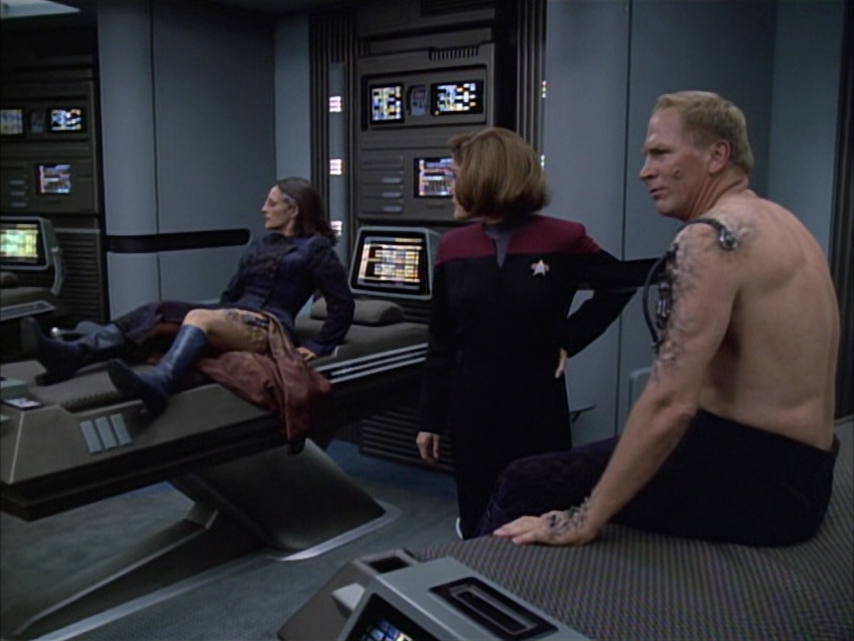extant_StarTrek_VOY_6x02-SurvivalInstinct_01611.jpg