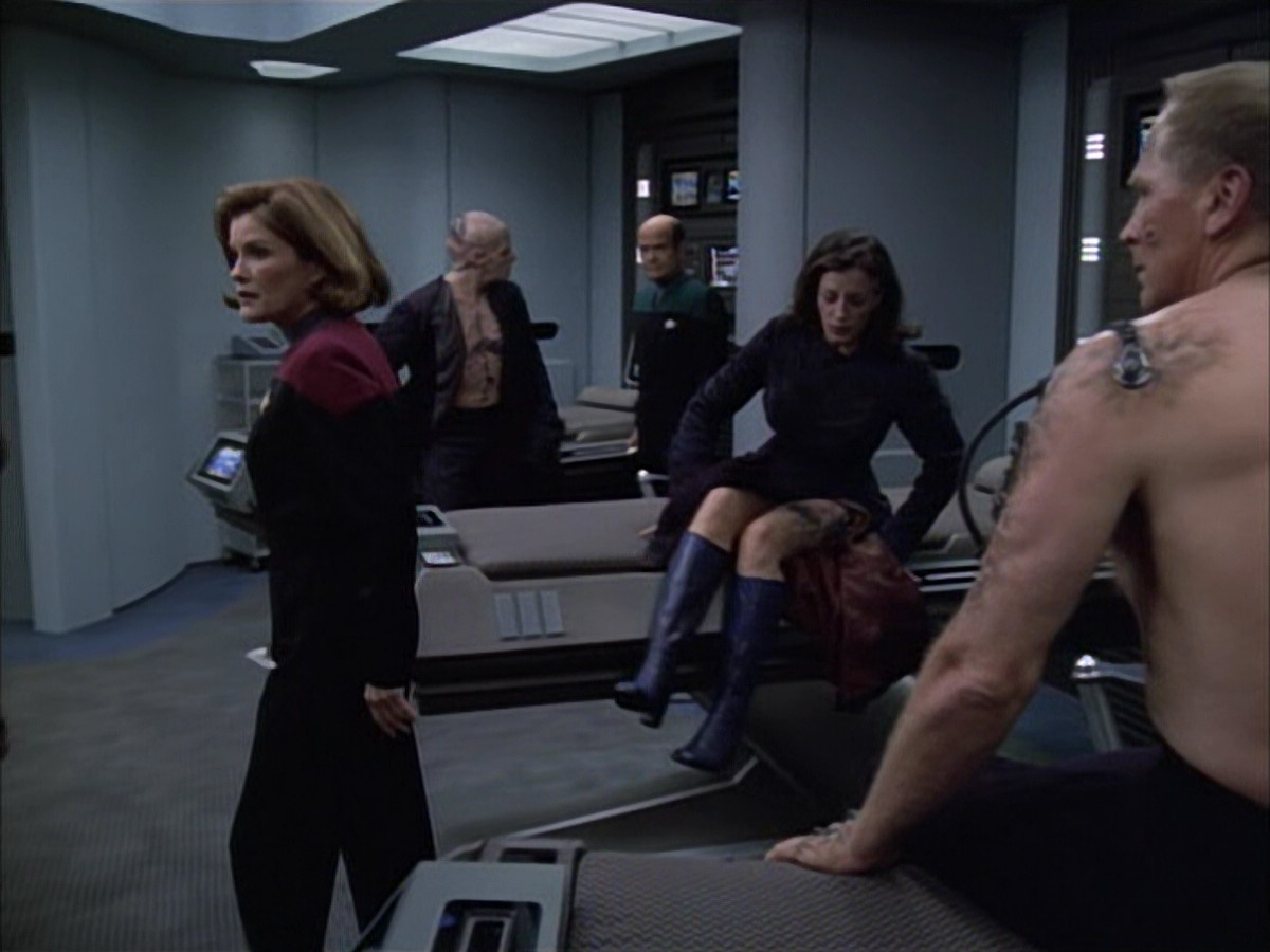 extant_StarTrek_VOY_6x02-SurvivalInstinct_01625.jpg