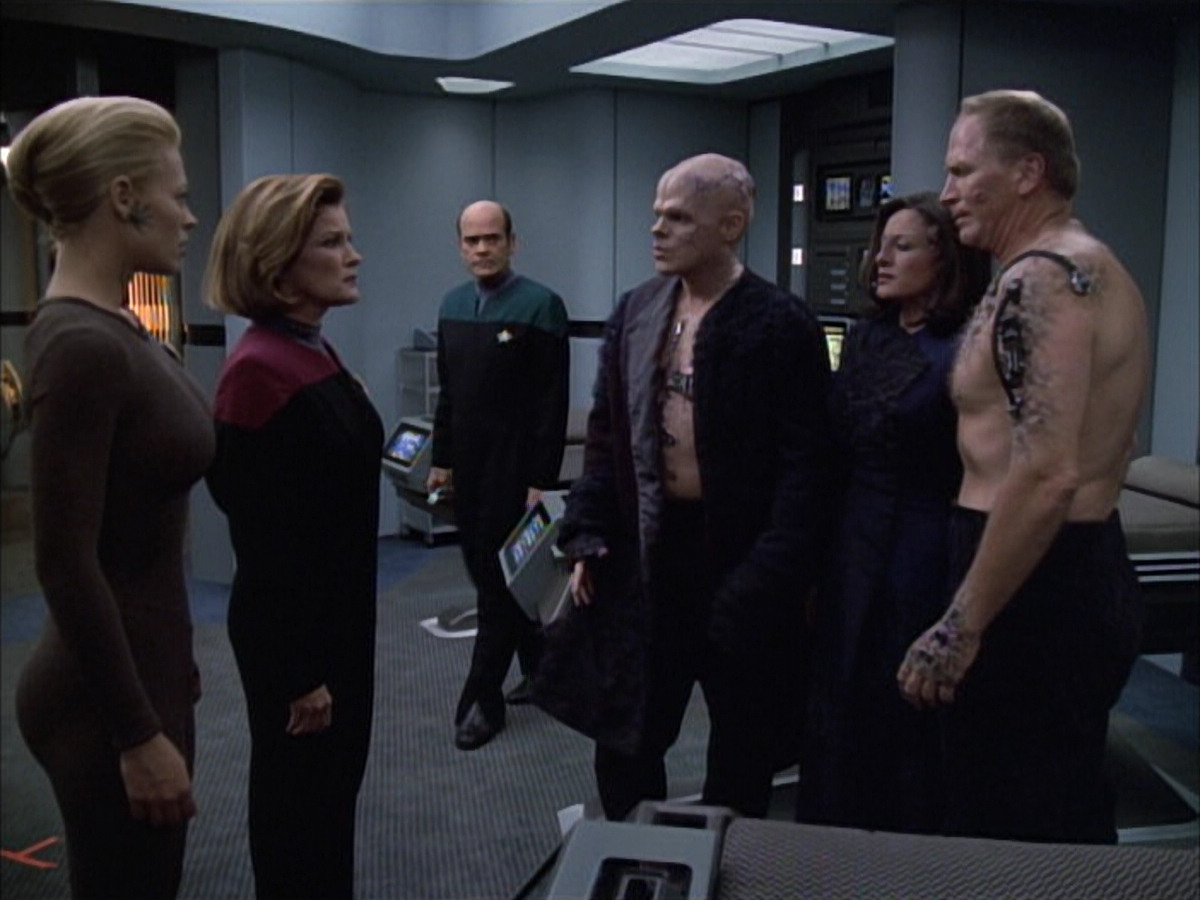 extant_StarTrek_VOY_6x02-SurvivalInstinct_01636.jpg