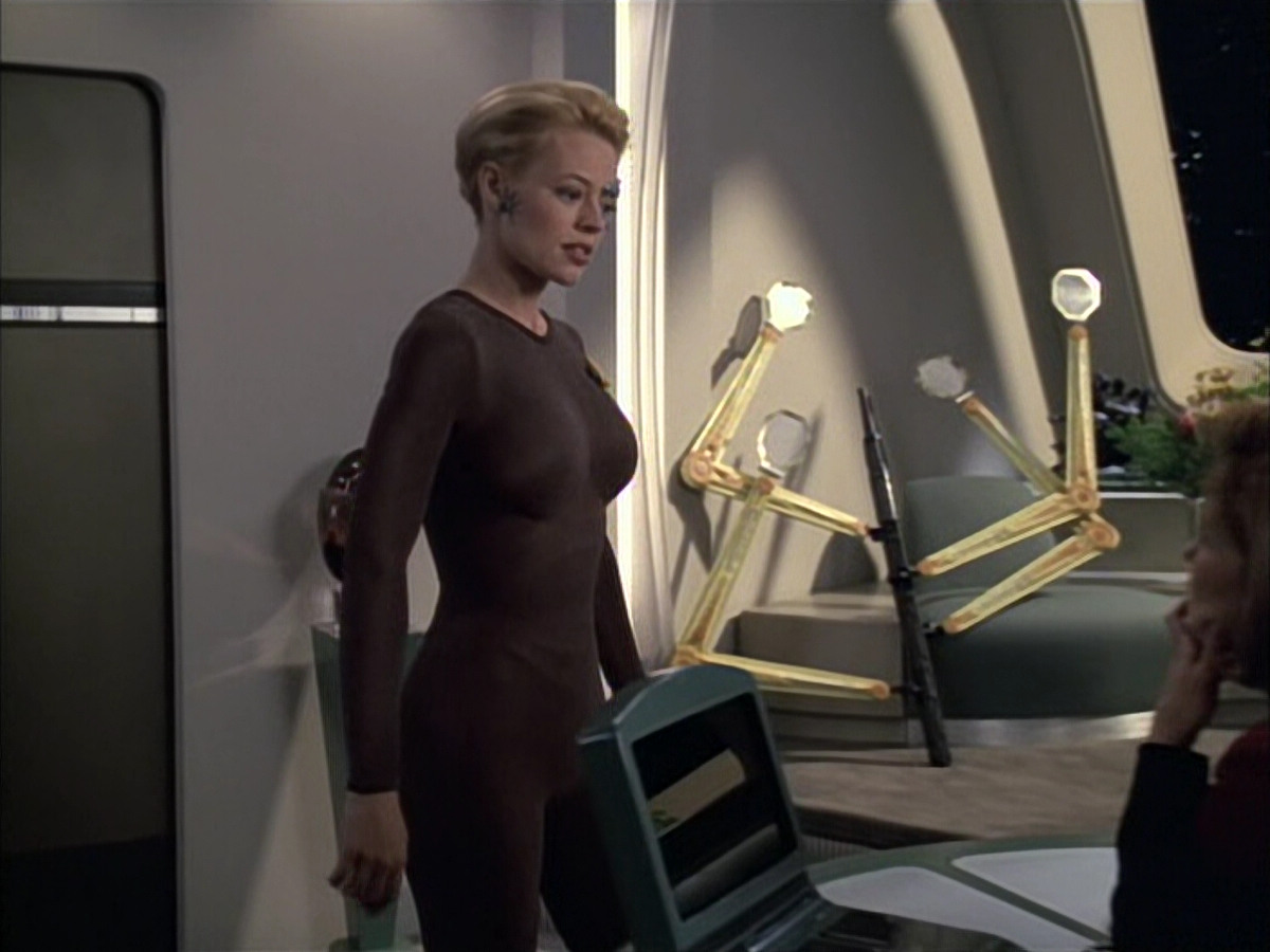 extant_StarTrek_VOY_6x02-SurvivalInstinct_02096.jpg