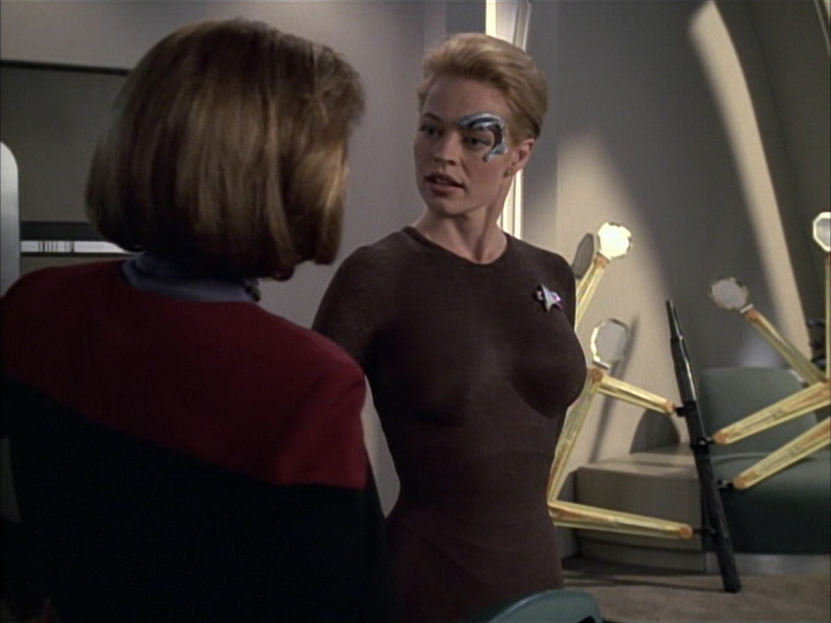 extant_StarTrek_VOY_6x02-SurvivalInstinct_02112.jpg