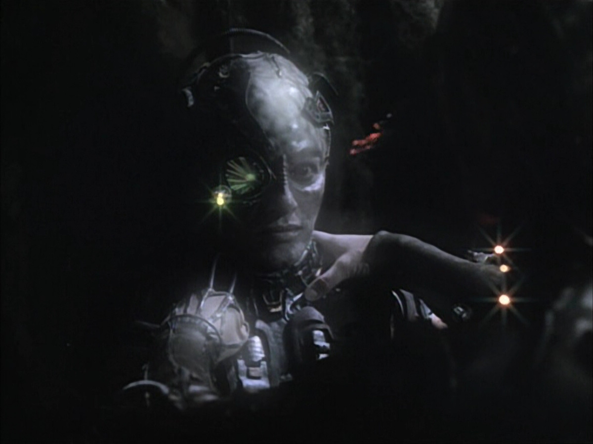 extant_StarTrek_VOY_6x02-SurvivalInstinct_02414.jpg