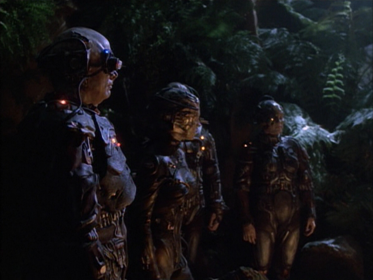 extant_StarTrek_VOY_6x02-SurvivalInstinct_02431.jpg