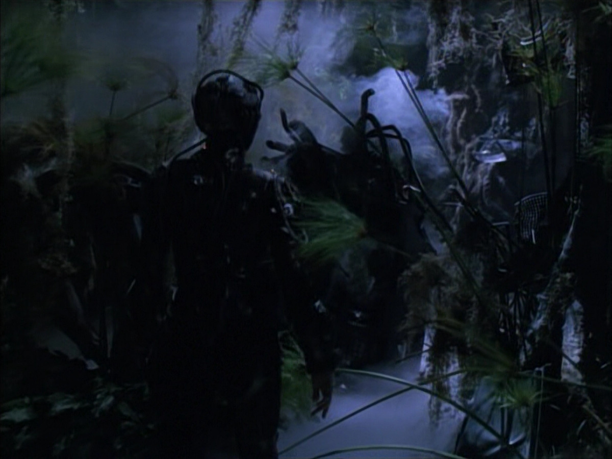 extant_StarTrek_VOY_6x02-SurvivalInstinct_02463.jpg