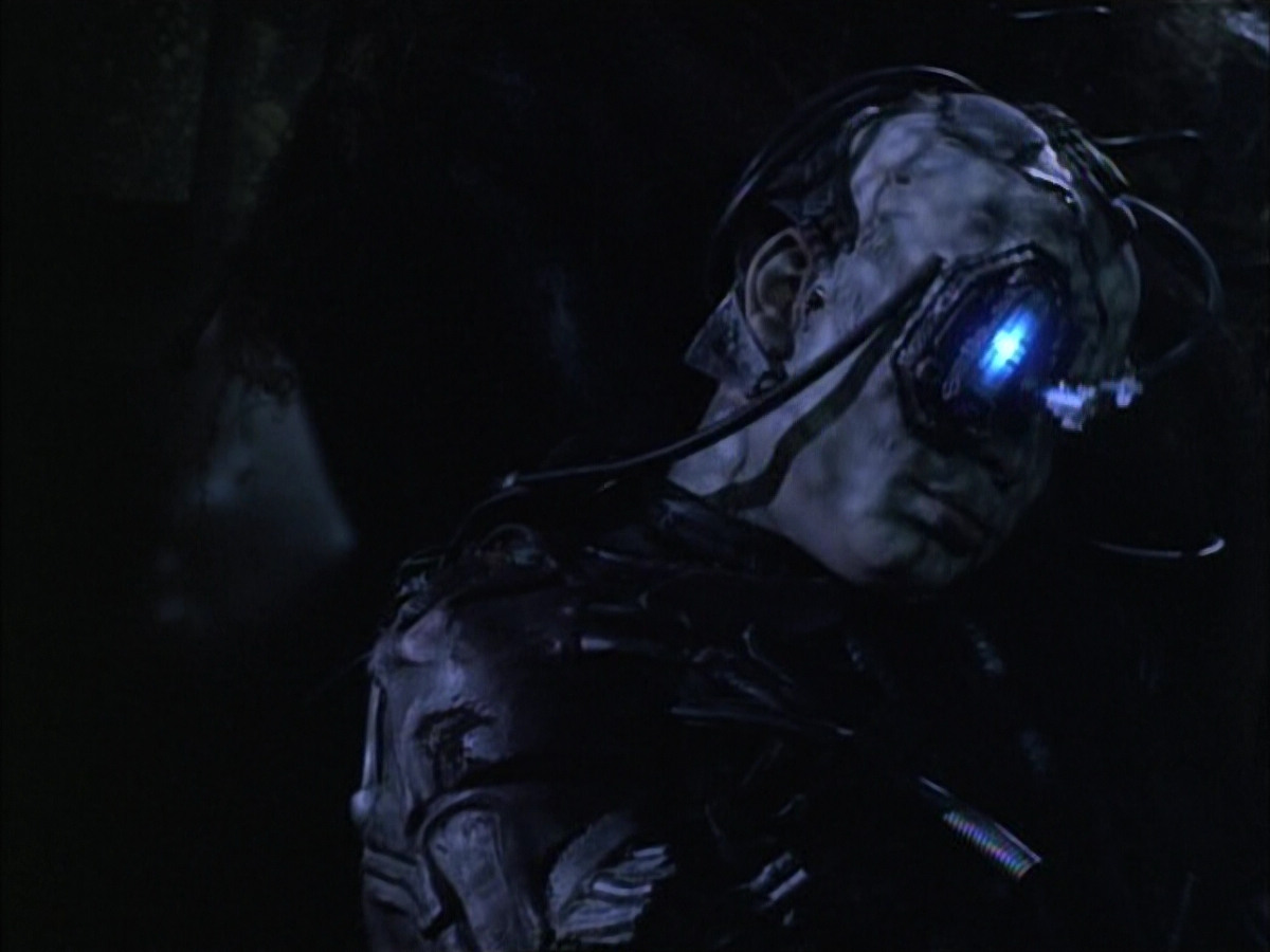 extant_StarTrek_VOY_6x02-SurvivalInstinct_02473.jpg