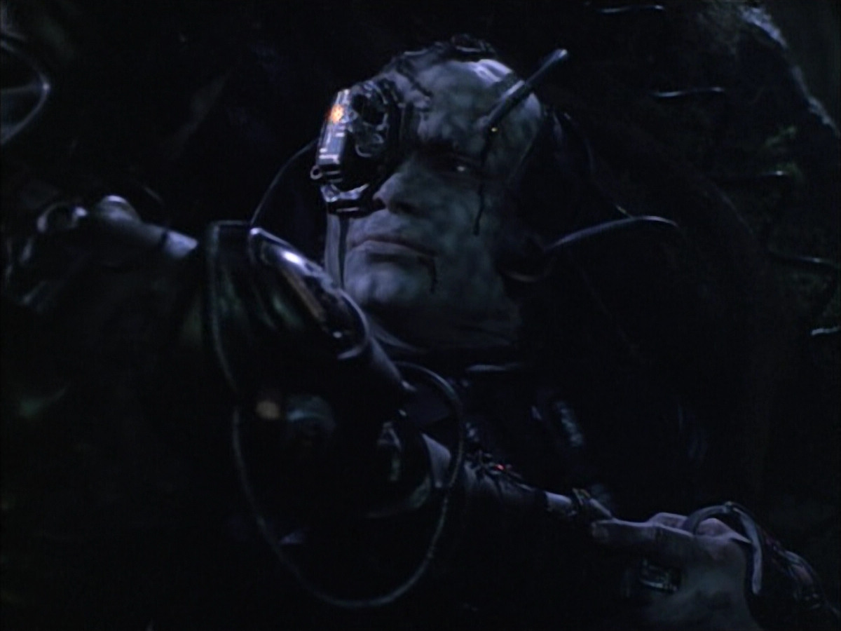 extant_StarTrek_VOY_6x02-SurvivalInstinct_02483.jpg