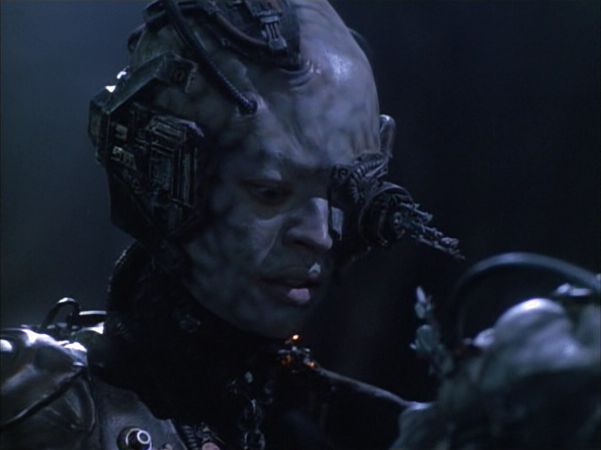 extant_StarTrek_VOY_6x02-SurvivalInstinct_02484.jpg