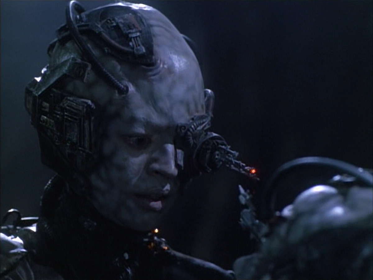 extant_StarTrek_VOY_6x02-SurvivalInstinct_02486.jpg