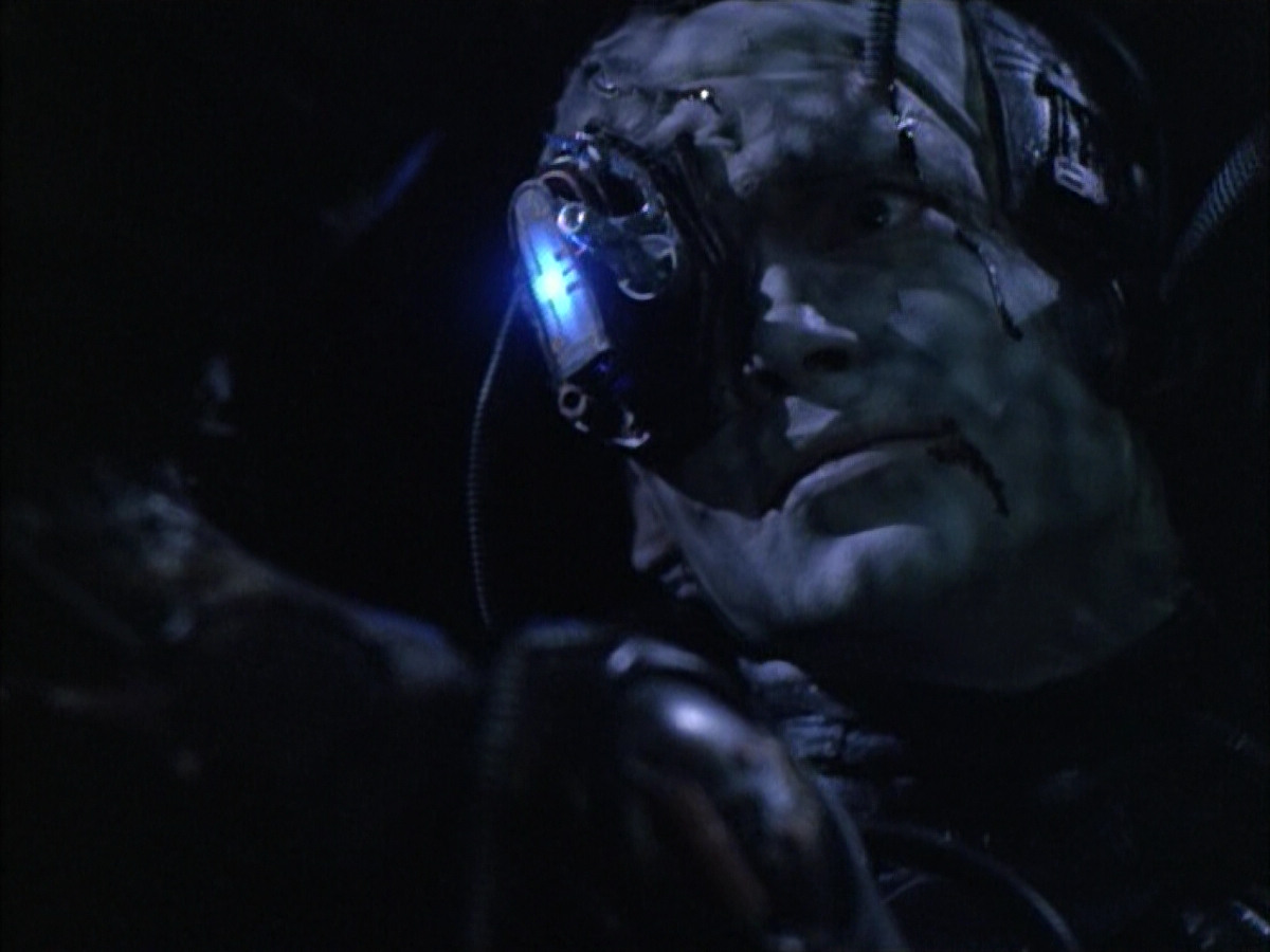 extant_StarTrek_VOY_6x02-SurvivalInstinct_02492.jpg
