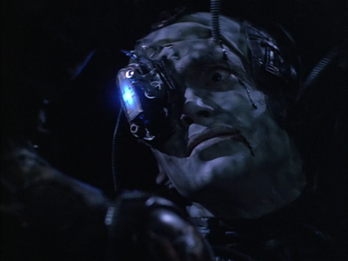 extant_StarTrek_VOY_6x02-SurvivalInstinct_02494.jpg