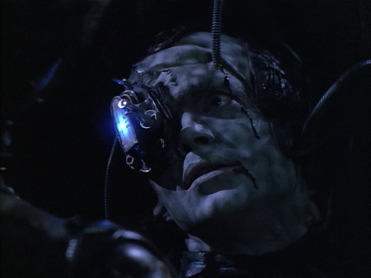 extant_StarTrek_VOY_6x02-SurvivalInstinct_02496.jpg