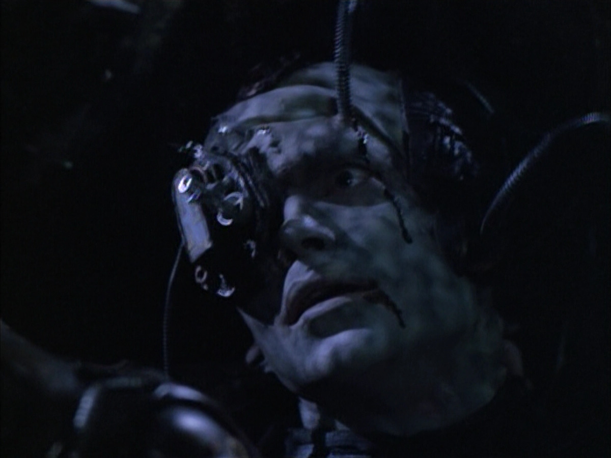 extant_StarTrek_VOY_6x02-SurvivalInstinct_02497.jpg