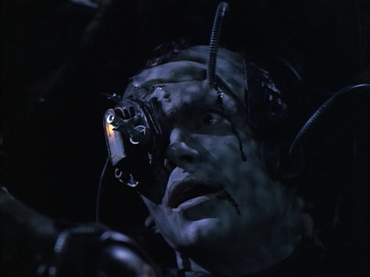 extant_StarTrek_VOY_6x02-SurvivalInstinct_02498.jpg